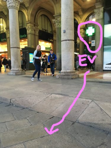 ミラノドゥオモ駅の地上に出たエレベーターから大聖堂広場へ渡るためのスロープ