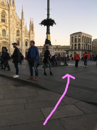 ミラノ大聖堂広場へ続くスロープ。写真には目の前に大聖堂広場、左手に大聖堂。
