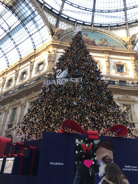 ミラノのガッレリア内に飾られた大きなスワロフスキーのクリスマスツリー