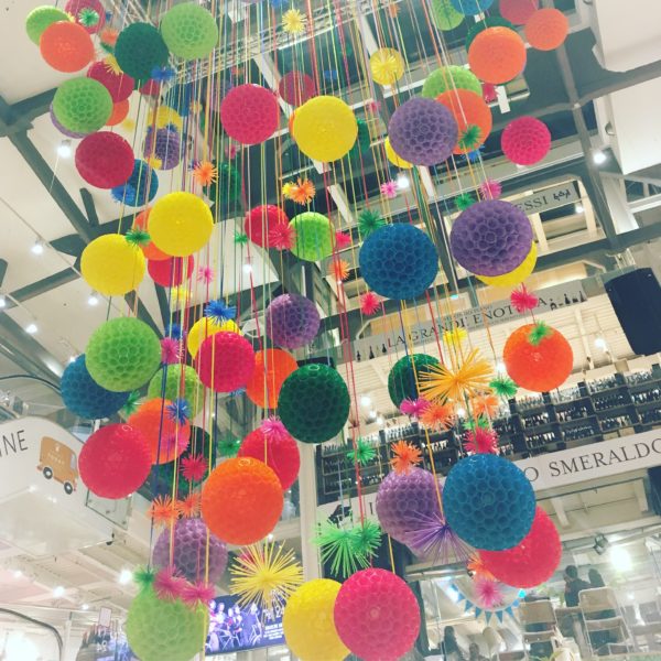 食材デパートイータリー内に飾られた色とりどりのくす玉。天井から吊るされているものを下から撮影。