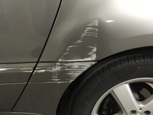 運転席後部のドアにおもいっきりこすった傷後が写っている。