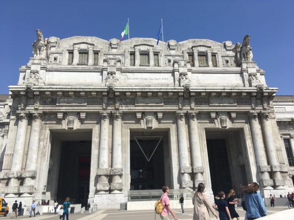 ミラノ中央駅の正面のファザードを撮影したもの。3つの大きな入口があり、高さも3階建て分はある。